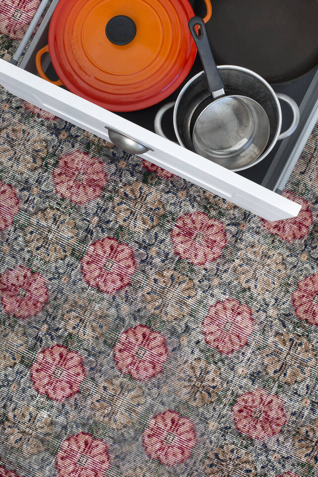 キッチン内のピンク色のてカラード ヴィンテージ - turkiet絨毯。
